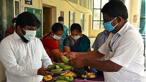 கரோனா தடுப்புப் பணியாளர்களுக்கு தினமும் 2 வாழைப்பழம்: தூத்துக்குடி மாநகராட்சியில் தொடக்கம்