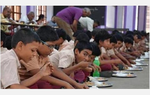 பள்ளிகள் மூடப்பட்டதால் தேங்கியுள்ள சத்துணவுகள்