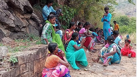 தென்காசி அருகே சொந்த ஊர்களுக்கு நடந்து செல்ல முயன்ற எஸ்டேட் தொழிலாளர்கள் தடுத்து நிறுத்தம்