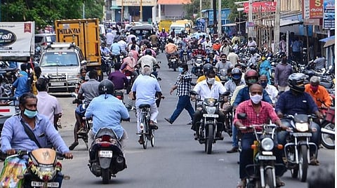 ஊரடங்கு தளர்வால் இயல்பு வாழ்க்கைக்குத் திரும்பிய திண்டுக்கல் மாநகராட்சி பகுதி: கட்டுப்பாடுகள் காற்றில் பறந்தன