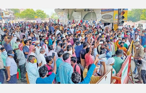 வட மாநிலங்களைச் சேர்ந்த 400-க்கும் மேற்பட்டோர் சொந்த மாநிலத்துக்கு அனுப்பக் கோரி வேலூர் மாவட்ட ஆட்சியர் அலுவலகம் எதிரே போராட்டத்தில் ஈடுபட்டனர்.   படம்: வி.எம்.மணிநாதன்