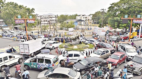 தமிழகத்தில் சில தளர்வுகளுடன் ஊரடங்கு உத்தரவு தொடரும் என அரசு அறிவித்தது. இதையடுத்து, சேலத்தில் அரசு அனுமதித்திருந்த கடைகள், தொழிற்சாலைகள், அரசு அலுவலகங்கள் 50 சதவீதம் பணியாளர்களை கொண்டு கட்டுப்பாடுகளுடன் நேற்று திறக்கப்பட்டன. இதனால், பொதுமக்கள் தங்களது பணிகளுக்கு வாகனங்களில் வெளியே செல்ல தொடங்கியதால், சேலம் அஸ்தம்பட்டி ரவுண்டானா பகுதியில் போக்குவரத்து நெரிசல் ஏற்பட்டது.