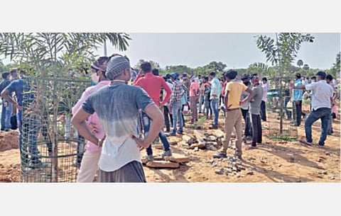 திருநெல்வேலி மாவட்டம், கூடங்குளம் அணுமின் நிலையத்தில் ஒப்பந்த அடிப்படையில் பணிபுரியும் வடமாநில தொழிலாளர்கள்,  தங்களை சொந்த ஊர் அனுப்பக் கோரி நேற்று திடீரென போராட்டத்தில் ஈடுபட்டனர்.