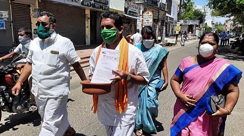 மண் சட்டியில் மனுவை ஏந்தி மாவட்ட ஆட்சியர் அலுவலகம் நோக்கிச் சென்ற பாஜகவினர்.