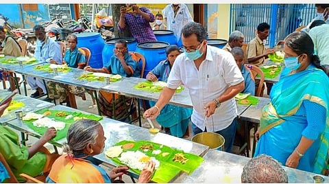 வாழ்வாதாரம் இழந்தவர்களுக்கு 3 வேளையும் உணவு: குமரியில் தளவாய் சுந்தரம் ஏற்பாடு