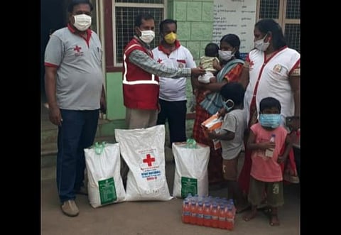 கணவன் உடலை அடக்கம் செய்ய வந்த இடத்தில் 3 குழந்தைகளுடன் தவித்த பெண்ணுக்கு உதவிய மதுரை ஆட்சியர்