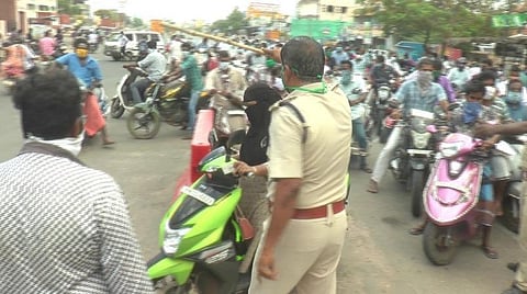 கோரிமேடு பகுதியில் புதுச்சேரியில் வரும் தமிழக பகுதியை சேர்ந்தோரை அனுமதிக்காமல் திருப்பி அனுப்பும் போலீஸார்.