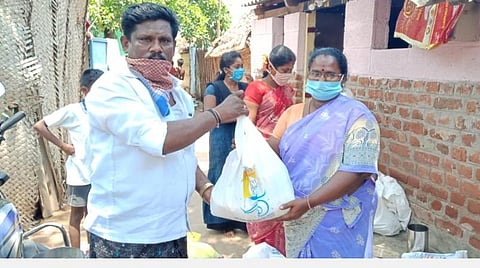 நாட்டுப்புறக் கலைஞர்களுக்கு உதவும் தப்பாட்டக் கலைஞர்: சங்கட நேரத்தில் சக கலைஞனின் மனிதநேயம்