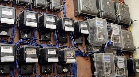 ஊரடங்கால் வீடுகளில் மின்பயன்பாடு அதிகரிப்பு; மின்கட்டணம் இருமடங்காகும் அபாயம்: கணக்கெடுக்க ஊழியர்கள் வராததால் நுகர்வோர் அச்சம்