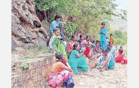 தங்கள் சொந்த ஊர்களுக்கு நடந்து செல்ல முயன்றபோது, அடவிநயினார் அணை அருகே தடுத்து நிறுத்தப்பட்ட  எஸ்டேட் தொழிலாளர்கள்.