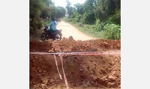 சித்தூர் மாவட்டத்துக்குள் நுழைவதை தடுக்க சாலையின் குறுக்கே பெரிய பள்ளம்: தமிழ்நாடு அதிகாரிகள் நடவடிக்கை 