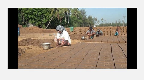 கரோனா அச்சுறுத்தலால் செங்கலை வேக வைக்க முடியாமல் மண்ணாகிவிடும் அச்சத்தில் செங்கல் உற்பத்தியாளர்கள்