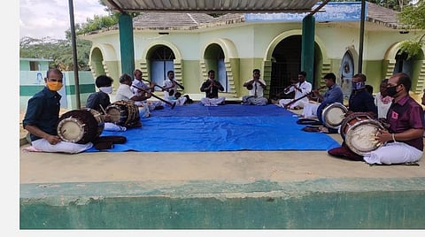 அரியலூர் மாவட்டம் கோவிந்தபுத்தூர் கிராமத்தில் நிவாரணம் வழங்கக்கோரி கீர்த்தனை வாசிக்கும் நாதஸ்வர, தவில் இசை கலைஞர்கள்.