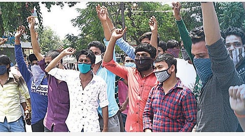 புலம்பெயர் தொழிலாளர்களுக்கு ஏன் இந்தத் தண்டனை?