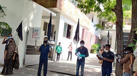 வீட்டு வாயிலில் ஆர்ப்பாட்டத்தில் ஈடுபட்ட மு.க.ஸ்டாலின், உதயநிதி ஸ்டாலின் உள்ளிட்டோர்.