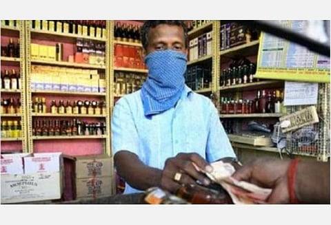 ஆண்கள் மதுக்கடைப் பக்கம் போகாமல் இருக்க ஆதார் அட்டையைப் பதுக்கும் பெண்கள்!