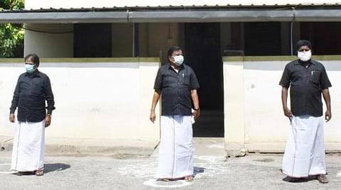 கருப்பு உடையணிந்து கே.என்.நேரு ஆர்ப்பாட்டம்