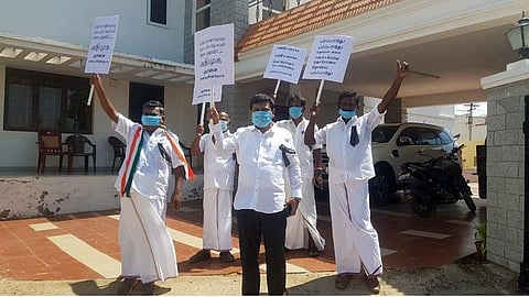 மதுக்கடைகளைத் திறக்க எதிர்ப்பு: கருப்பு  பேட்ஜ் அணிந்து ராமநாதபுரம் எம்.பி. நவாஸ்கனி ஆர்ப்பாட்டம்