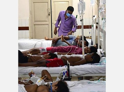 கிங் ஜார்ஜ் மருத்துவமனையில் குழந்தைகள் வார்டில் எல்ஜி பாலிமர்ஸ் நிறுவனத்தின் விஷவாயு கசிவினால் பாதிக்கப்பட்ட குழந்தைகள். | சி.வி.சுப்ரமணியம்.