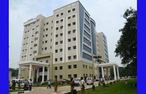 முதல்வர் இல்லம் அருகே பணியாற்றிய பெண் காவலருக்கு கரோனா நோய்த்தொற்று?- காவல்துறை விளக்கம்