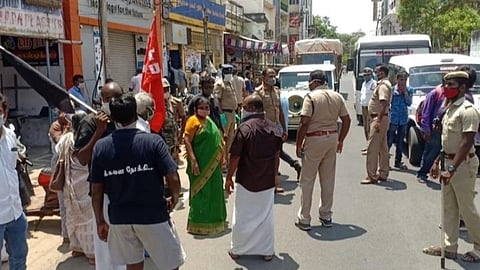 திண்டுக்கல்லில் மறியலில் ஈடுபட்ட முன்னாள் எம்.எல்.ஏ., பாலபாரதி கைது: திமுக மாநில துணை பொதுச்செயலாளர் இ.பெரியசாமி ஆர்ப்பாட்டம்