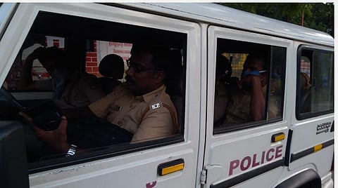 தமிழகப் பகுதிக்குள் அத்துமீறி உள்ளே நுழைந்த கேரளப் போலீஸ் வாகனம்.