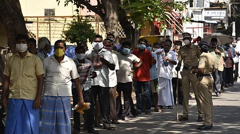 சேலம் டவுன் ரயில் நிலையம் அருகே தனிமனித இடைவெளியைக் கடைப்பிடிக்காமல் நீண்ட வரிசையில் காத்திருந்த மதுப்பிரியர்கள் | படம்:எஸ்.குருபிரசாத்.