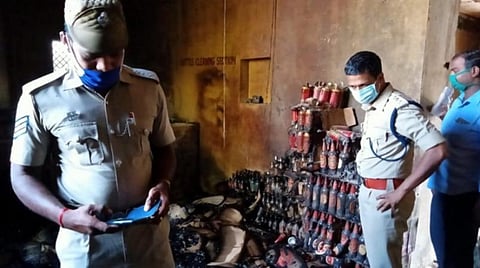 குமரியில் இரு மதுபான கடைகளுக்கு தீ வைப்பு: பல லட்சம் மதுபாட்டில்கள் எரிந்து சேதம்