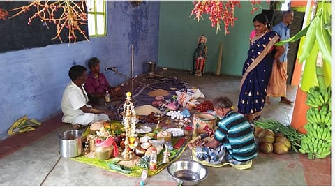 தென்காசி மாவட்டம் சோலைசேரி கிராமத்தில் கடந்த ஆண்டு நடைபெற்ற நயினார் நோன்பு நிகழ்ச்சியில், சித்திர புத்திர நாயனாரின் கதைப் பாடலைப் படிக்கிறார் கிராமத்துப் பெரியவர் | கோப்புப் படம்.