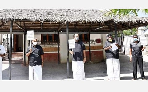 மதுரையில் மதுக்கடைத் திறப்புக்கு எதிராக திமுக கூட்டணி போராட்டம்