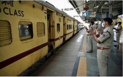 கடும் எதிர்ப்பால் முடிவை மாற்றிய எடியூரப்பா; வெளி மாநில தொழிலாளருக்காக சிறப்பு ரயில்கள் இயக்க முடிவு