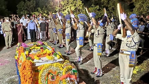 தீவிரவாதிகள் தாக்குதலில் உயிரிழந்த சிஆர்பிஎப் வீரரின் உடல் சொந்த ஊரான தென்காசியில் அடக்கம்