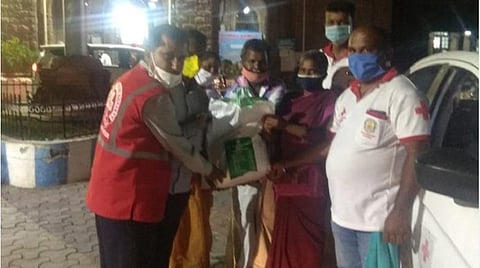 புற்றுநோய் பாதித்த பெண்ணை நிவாரண பொருட்கள் வழங்கி சொந்த ஊருக்கு அனுப்பிய மதுரை ஆட்சியர்