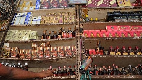 தூத்துக்குடியில் ஊரடங்கு காலத்தில் ரூ.13 லட்சம் மது பாட்டில்களை திருடி விற்ற டாஸ்மாக் மேற்பார்வையாளர் கைது: கடை திறந்ததால் அம்பலமானது