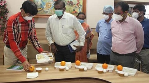 கரோனா நோயாளிகள் தங்க வைக்கப்பட்டுள்ள மையங்களில் சிறப்பு அதிகாரி ராதாகிருஷ்ணன் திடீர் ஆய்வு