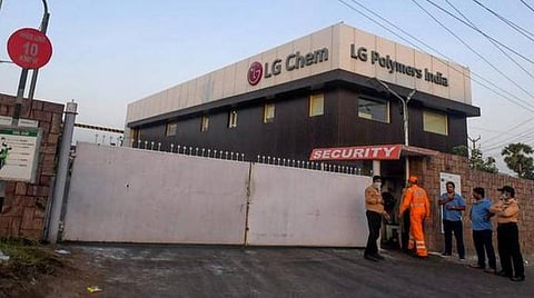 விசாகப்பட்டினத்தில் விஷவாயு கசிந்து 12 பேர் இறந்த விவகாரம்; ரூ.50 கோடி முன்பணம் செலுத்த வேண்டும்: எல்.ஜி. பாலிமர்ஸ் நிறுவனத்துக்கு தேசிய பசுமை தீர்ப்பாயம் உத்தரவு
