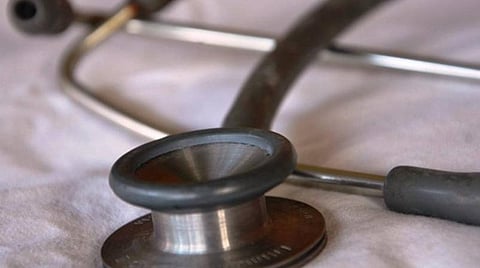 மலர்தூவி வாழ்த்தும் மத்திய அரசு... மனம் இரங்குமா மாநில அரசு?- இடமாற்றம் செய்யப்பட்ட மருத்துவரின் மனக்குமுறல்: கரோனா பணியாற்ற இயலாத நிலையில் 120 மருத்துவர்கள்