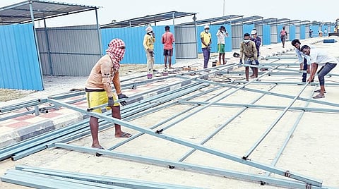 கரோனா வைரஸ் தொற்றால் சென்னை கோயம்பேடு சந்தை மூடப்பட்டுள்ளது. அதற்கு மாற்றாக திருமழிசை துணை கோள் நகரில் அமைக்கப்பட்டு வரும் தற்காலிக சந்தையில் பணிகள் மும்முரமாக நடைபெற்று வருகின்றன. படம்: ம.பிரபு