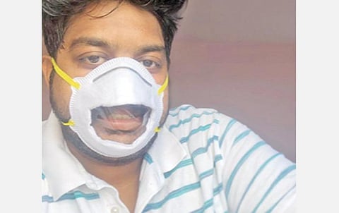 காதுகேளாத மாற்றுத் திறனாளி களுக்காக வடிவமைக்கப்பட்டுள்ள புதிய வகை முகக்கவசத்துடன் மருத்துவர் ஏ.முகமது ஹக்கீம்.﻿﻿