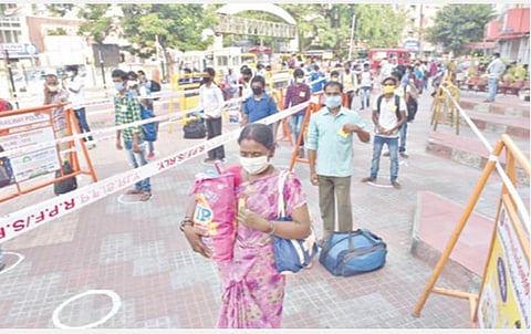 சொந்த ஊருக்கு செல்வதற்காக, கோவை ரயில் நிலையத்துக்கு நேற்று வந்திருந்த பிஹார் மாநிலத் தொழிலாளர்கள்.  		   படம்: ஜெ.மனோகரன்