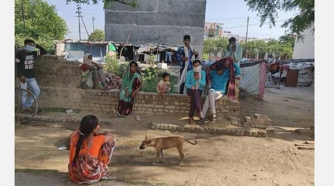 லக்னோவில் உள்ள குடிசைப்பகுதியில் வசிக்கும் புலம் பெயர் தொழிலாளர்கள்