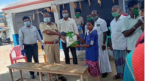 தூய்மைப்பணியாளர்கள், மாற்றுத்திறனாளிகளுக்கு உணவுப்பொருட்கள் வழங்கிய மதுரை காவல்துறையினர்