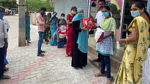 வறுமையில் தவித்த வாடிக்கையாளர் குடும்பங்களுக்கு அரிசி, காய்கறி, மளிகைப் பொருட்கள்: மகள் படிப்பிற்கு சேமித்து வைத்த ரூ.5 லட்சம் பணத்தில் உதவிய சலூன் கடைக்காரர்