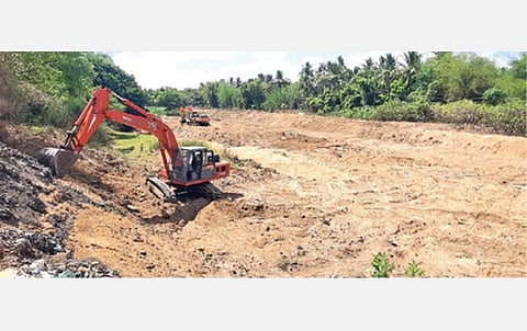 கும்பகோணம் அருகே பட்டீஸ்வரம் திருமலைராஜன் ஆற்றில் நடைபெறும்  தூர்வாரும் பணி.படம்: வி.சுந்தர்ராஜ்