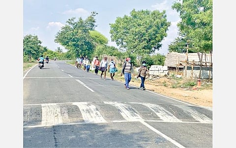 கிருஷ்ணகிரி மாவட்டம் கெலமங்கலத்தில் இருந்து ஆந்திர மாநிலத்தில் உள்ள தங்களது சொந்த ஊருக்குச் செல்ல முயன்ற தொழிலாளர்கள்.