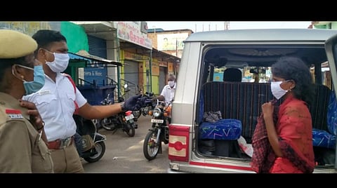 மனநலம் பாதித்த பெண்ணுக்கு உதவிய போக்குவரத்து ஆய்வாளர்