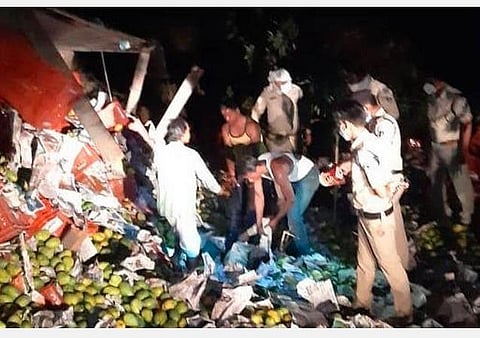 விபத்து பகுதியில் அதிகாரிகள் பார்வையிட்ட போது..| படம்: சிறப்பு ஏற்பாடு.