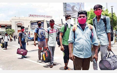 ﻿மகாராஷ்டிரா மாநிலம் சோலாப்பூரில் இருந்து சிறப்பு ரயில் மூலம் நேற்று திருச்சி ரயில்வே சந்திப்பில் வந்திறங்கிய தமிழகத்தைச் சேர்ந்த தொழிலாளர்கள். ﻿﻿படம்: ஜி.ஞானவேல்முருகன்﻿﻿