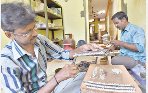 சேலம் செவ்வாய்பேட்டை பகுதியில் கொலுசு உற்பத்தி பணியில் ஈடுபட்டுள்ள தொழிலாளர்கள். கோப்புப் படம்