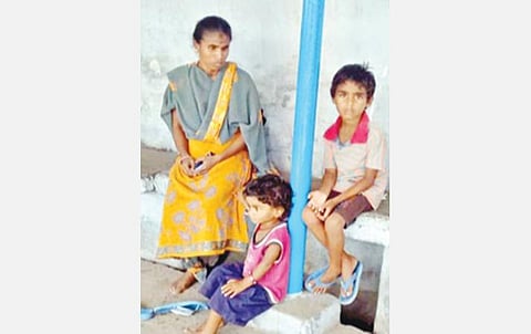 ஈரோட்டில் வாடகை வீட்டில் இருந்து விரட்டப்பட்ட மாற்றுத்திறனாளி கலைவாணி மற்றும் அவரது குழந்தைகள்.